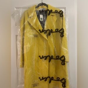This a beautiful mid length Boden New ! Coat 🧥  is mid length. Yellow